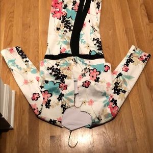 Jonathan Martin 2 piece Suite Size 10